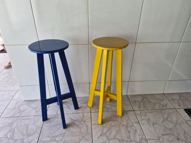 Banquetas de madeira azul e amarela