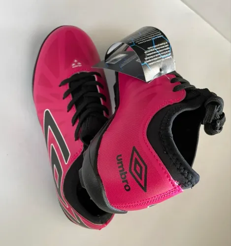 Chuteira society Umbro Velocita 6 Club Jr
