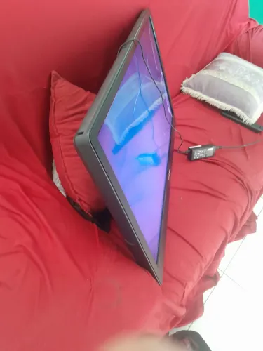TV com tela danificada