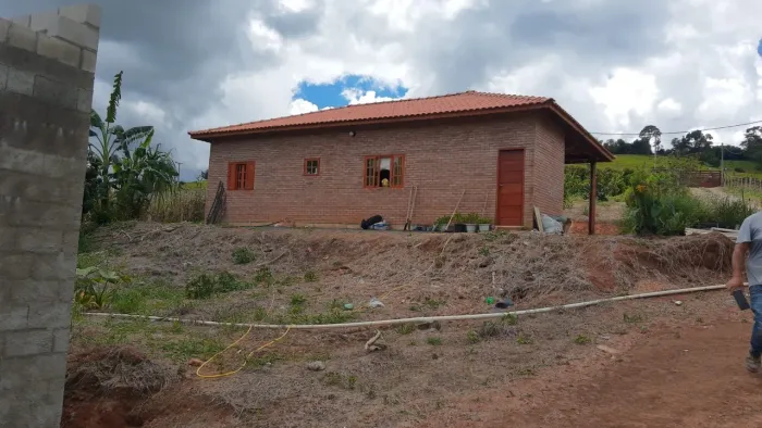 Chácara 5.938 mts Topografia baixa Energia bifásica Água de poço semi-artesiano Casa sede