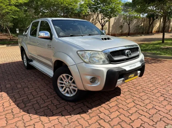 Toyota Hilux CD SRV 4X4 3.0 8V 116cv TB Diesel 2011