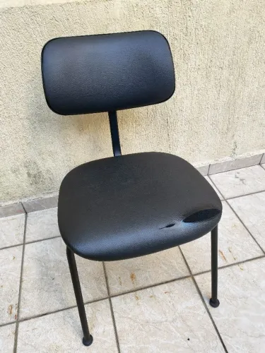 Cadeira Estofada Fixa Preta em Couro - Giroflex