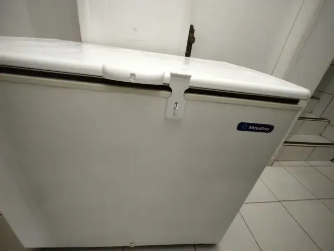 Freezer MetalFrio Branco 295L