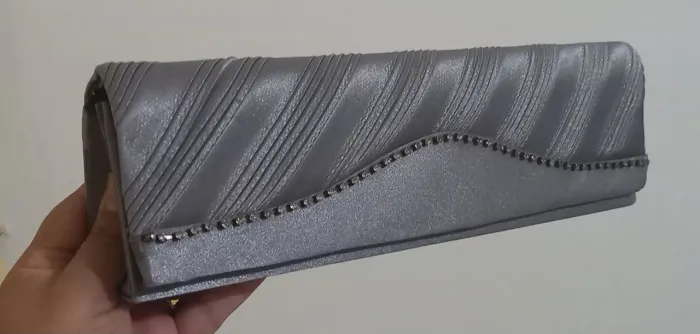 Linda Clutch Prateada com Detalhes