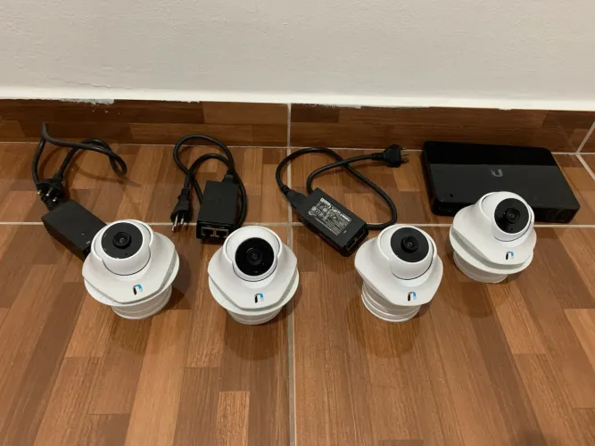 Kit de Monitoramento Ubiquiti UniFi - NVR + 4 Câmeras G3 Dome