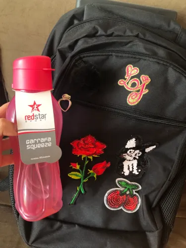mochila infanto-juvenil(com rodinhas) + garrafa 600ml