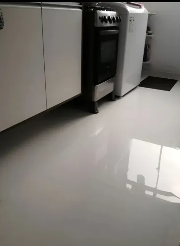 especialista em aplicar o porcelanato líquido