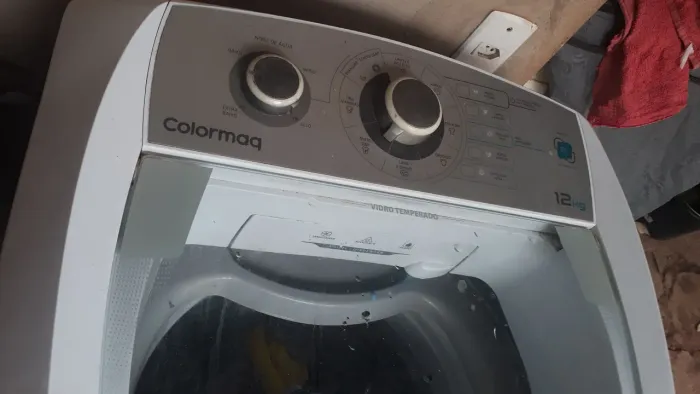 Vendo uma máquina de lavar. 