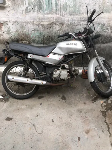 Moto, em boas condições, barata! Bateu pegou.
