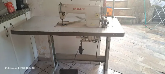 Máquina de Costura Industrial Yamata FY8700 com gabinete 