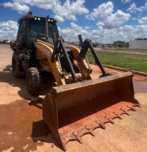 RETROESCAVADEIRA CASE 580N ano 2019