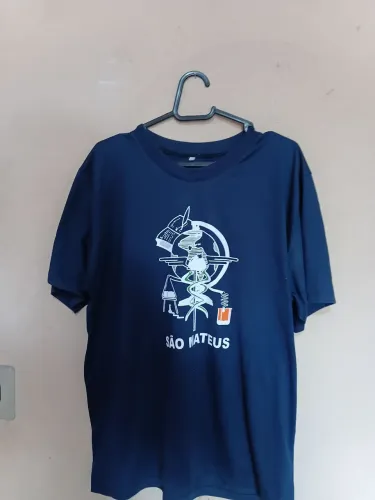 Camiseta de uniforme. Colégio São Mateus. Tamanho G. Com marcas de uso. Modelo azul.