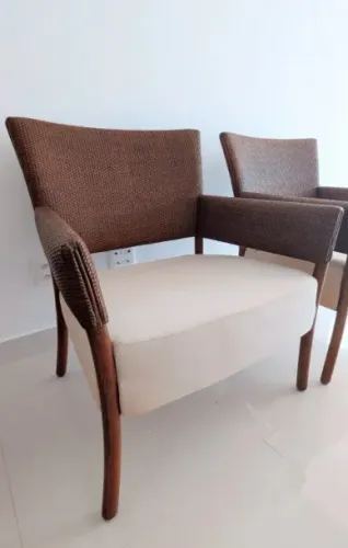 02 Cadeiras de Fibra Saccaro