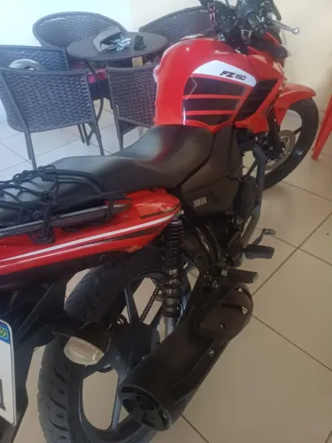 Moto yamaha vermelha