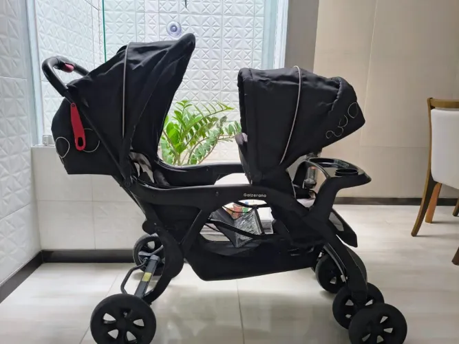 Vendo carrinho de bebê para Gêmeos.
