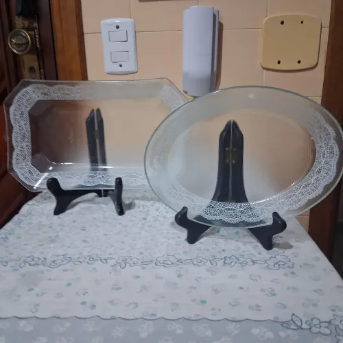 Travessas "rendadas" 1 oval e 1 retangular,  vidro. 