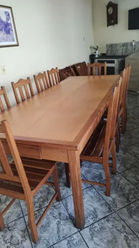Mesa de madeira com dez cadeiras.