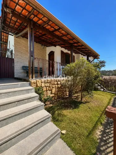 Casa para locação com 3 quartos (1 suíte) armarios planejados, churrasqueira e duas vagas