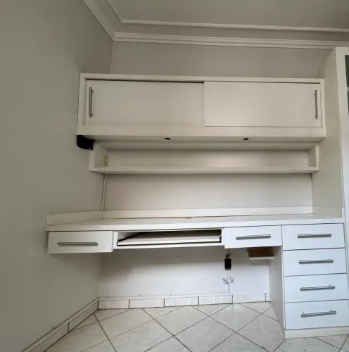 Mesa e armário de escritório