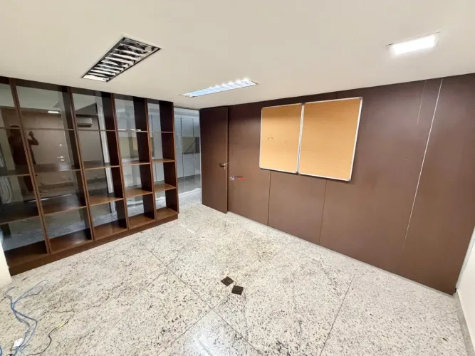 Sala com 150m² e 02 vagas de garagem para locação