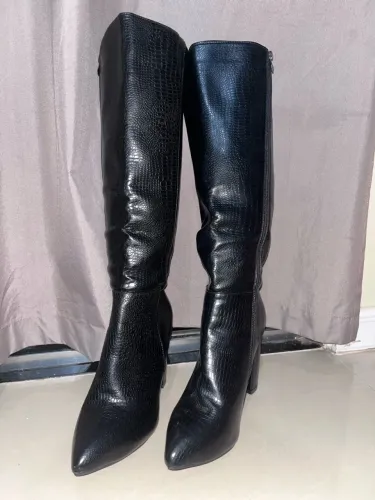 Bota preta de couro por fora, macia e aveludada por dentro. Novinha, linda e confortável!