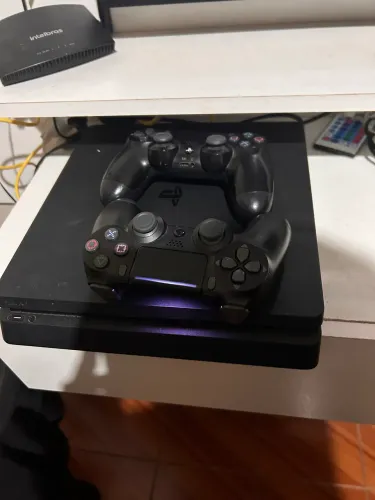 PlayStation 4 com 2 controles e 1 jogo
