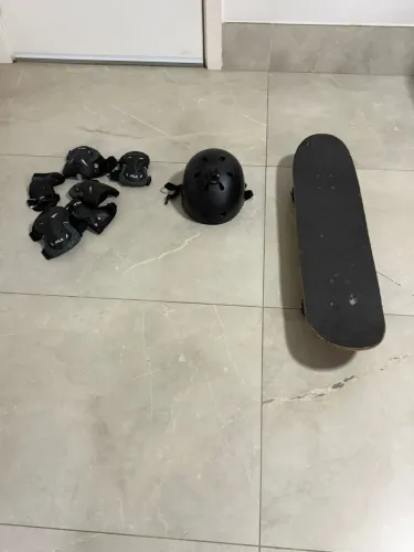 Skate, capacete e protetores 