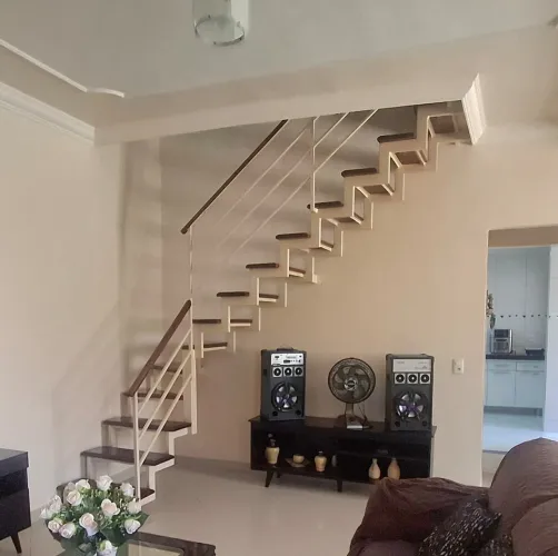 Venda de escada em ótimo estado com degrau de madeira.