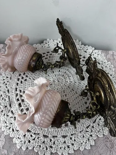 Par de arandelas com cúpula rosa leitosa