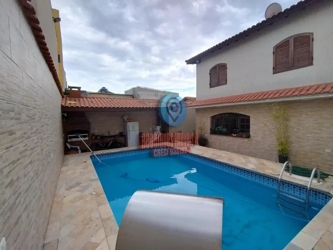 Oportunidade! Sobrado com 304m², Piscina Aquecida, Churrasqueira e Muito Conforto