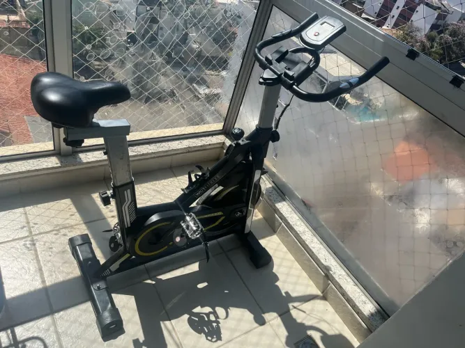 ? BICICLETA DE SPINNING WCT FITNESS | RODA DE INÉRCIA 13 KG | SUPORTA ATÉ 140 KG