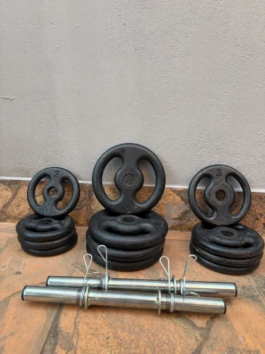 Kit 40Kg em Anilhas de Ferro com Barras de 40cm e Barra de 1.50m