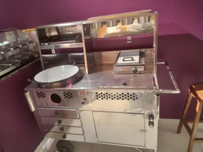 VENDO UM CARRINHO DE LANCHE DE INOX NUNCA USADO TEM ATE A COBERTA
