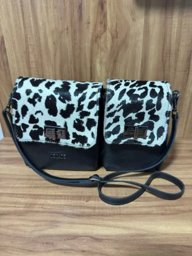 Bolsa em couro legítimo na cor preta com detalhes branco