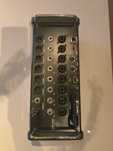 Mesa digital Behringer XR16 rack