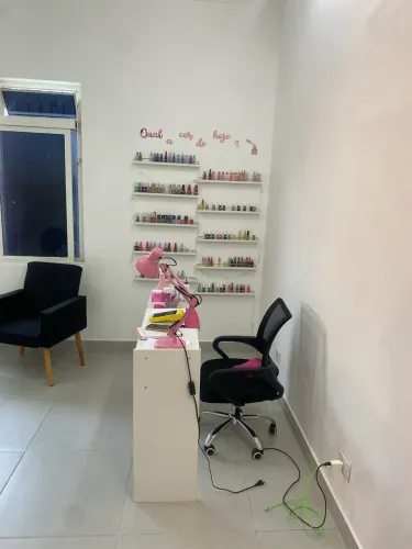 Estou passando studio de esmalteria , cílios e bronzeamento, tudo completo e novo