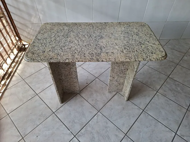 Mesa em em granito retangular, medindo 1.06x0.60