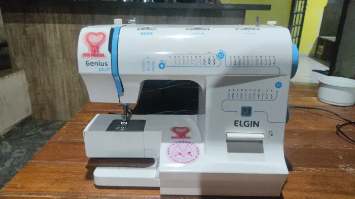 Máquina de Costura elétrica Elgin