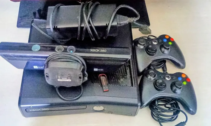 Vendo Xbox 360 com 2 controles, desbloqueio RGH, Kinect, 14 jogos paralelos e 7 originais.