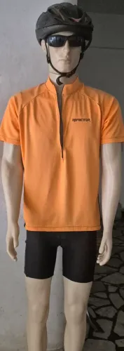Manequim masculino com capacete e óculos