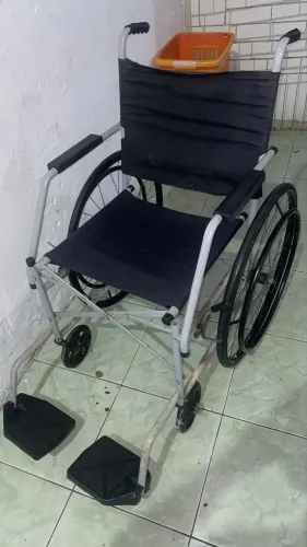Cadeira de roda e Andador de idoso