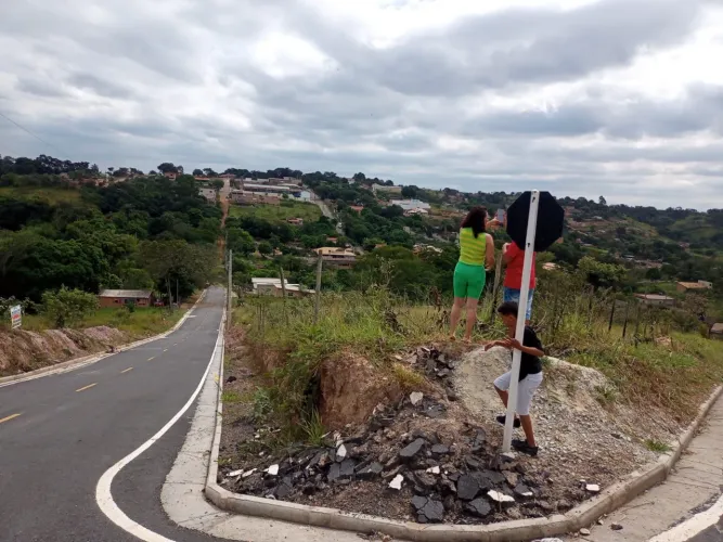 Vendo lote em bicas localidade nova e boa, troco em carro.