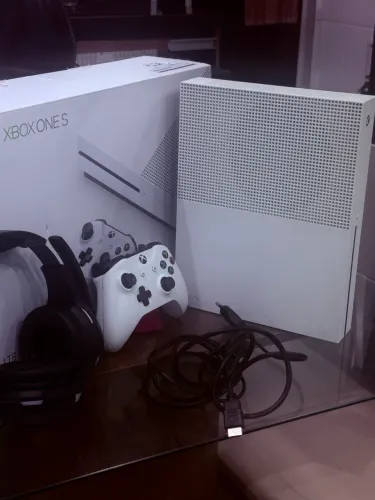 Xbox one s 1 tb com todos os cabos caixa original e fone gamer