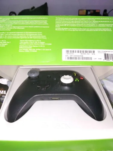 Controle Xbox preto usado na caixa original