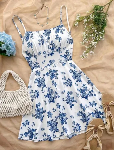 Vestido curto florido azul e branco