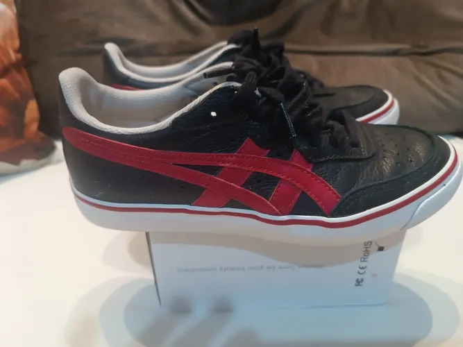 Tênis de couro Asics novinho sem nenhum defeito 