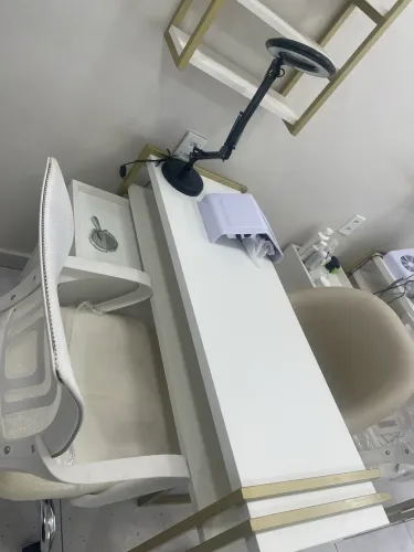 450,00 alugo  mesa de manicure/Nail designer já incluso cabine, motor e sugador de pó 