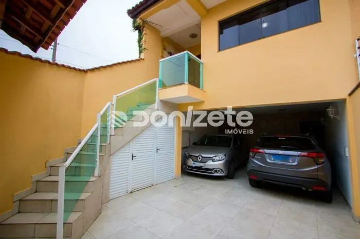Sobrado à venda na Vila Floresta (Santo André) com 3 quartos e 3 vagas| 191 m² | aceita fi
