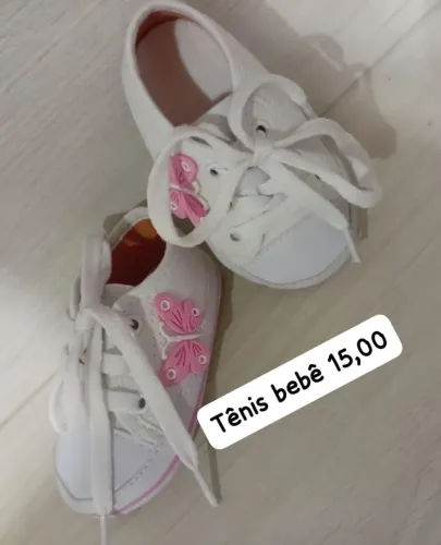 Tênis e sapatinho