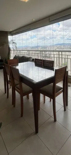 Mesa em madeira com tampo de vidro com 6 cadeiras